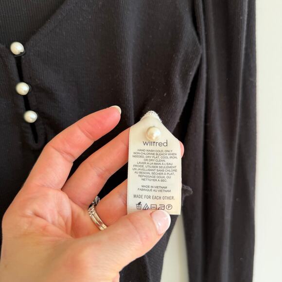 Aritzia Wilfred Puff Sleeve Pearl Button Bodysuit Black M - Picture 4 of 6